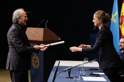 El cantautor y compositor, Joan Manuel Serrat, recibe el Premio Princesa de Asturias de las Artes de manos de la princesa Leonor.