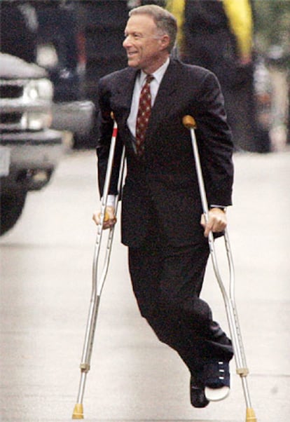 El hasta hoy jefe del gabinete de Dick Cheney, Lewis Libby, camina hoy por el ala oeste de la Casa Blanca con muletas.
