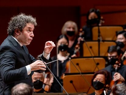 El director venezolano Gustavo Dudamel conduce un concierto de la oruqesta Filarmónica de Los Ángeles, el pasado 9 de octubre.