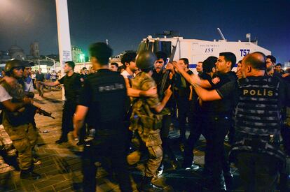 Agentes de la policía turca quitan el arma a un oficial del ejército turco durante el golpe de Estado, en la ciudad de Estambul.