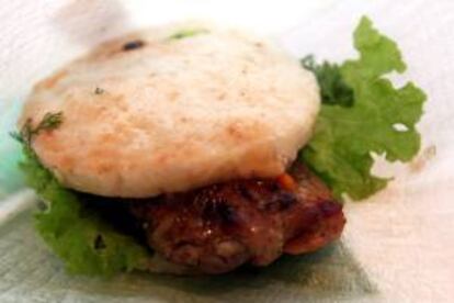 El cocinero Juan Pozuelo propone un recetario para elaborar las hamburguesas en casa en su versión más "gourmet". EFE/Archivo