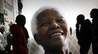 Póster de Mandela expuesta en el Centro Cívico de Ciudad del Cabo.