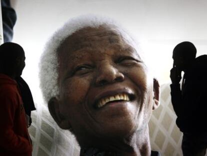 Póster de Mandela expuesta en el Centro Cívico de Ciudad del Cabo.