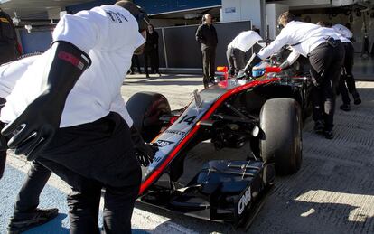 Los miembros de la escudería McLaren cuidando al limite el vehículo.