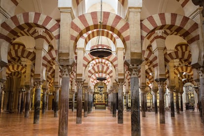 Cordován es un color inspirado en el curtido del cuero de la ciudad de Córdoba y se asemeja al del interior de la mezquita.