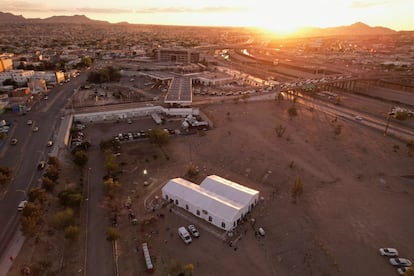 Hace meses que Juárez está convertida en una olla a presión por la llegada de miles de migrantes que quieren cruzar a EE UU y por los que la Patrulla Fronteriza estadounidense (CBP, por sus siglas en inglés) retornaba en caliente bajo el Título 42. En la imagen, vista aérea del nuevo refugio del INM. 