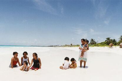 Mujeres y niños mayas, en una de las playas cercanas a las ruinas de Tulum, en la costa oriental de la península mexicana de Yucatán.