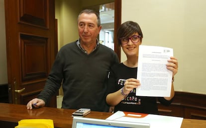 Los diputados, Joan Baldovi y Marta Sorli, registran su petici&oacute;n en el Congreso.