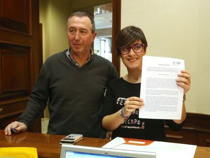Los diputados, Joan Baldovi y Marta Sorli, registran su petici&oacute;n en el Congreso.