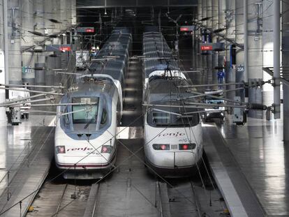 Trenes de alta velocidad de Renfe en la estación madrileña de Atocha.