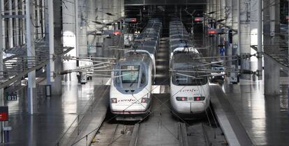 Trenes de alta velocidad de Renfe en la estación madrileña de Atocha.