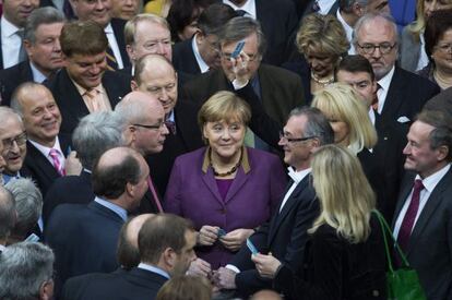 Angela Merkel, antes de depositar su voto.