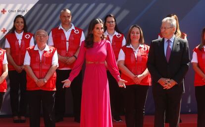 La reina y el presidente de la Cruz Roja española, Javier Senent.