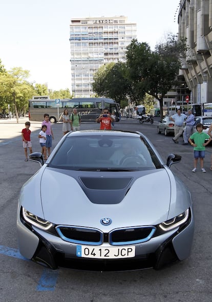 Ante todo, el coche no destaca por su discreción. En la foto se observa cómo, durante la sesión fotográfica, se forma un corrillo de curiosos a su alrededor.