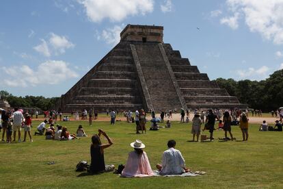 Turistas se reúnen para ver el eclipse en la zona arqueológica de Chichén Itzá.