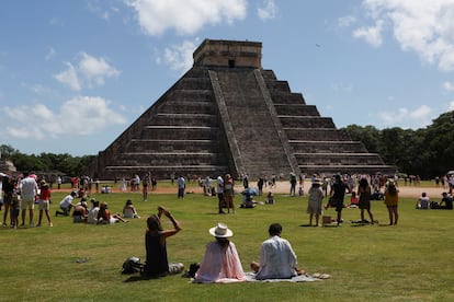 La gente se reúne para ver el eclipse solar en la zona arqueológica de Chichén Itzá.