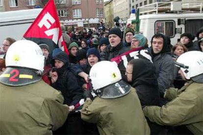 Enfrentamientos en enero entre policías y manifestantes contra los recortes en el subsidio de desempleo.
