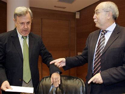 El diputado delPP y presidente de la comisión de investigación del accidente de metro de Valencia, Rafael Maluenda y el diputado socialista y secretario de la comisión, José Camarasa.