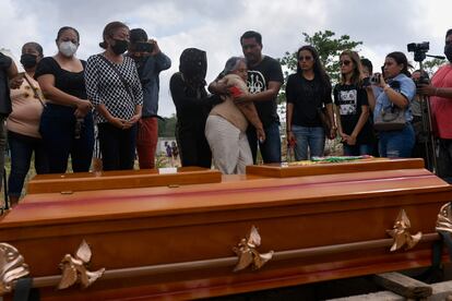 Amigos y familiares de Yesenia Mollinedo le dan el último adiós en Cosoleacaque.