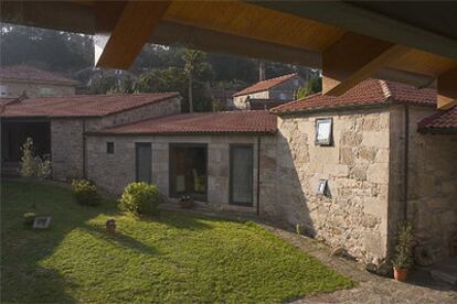 El proyecto de rehabilitación del pazo, situado en Curantes (Pontevedra), es obra del arquitecto Pedro Llano.