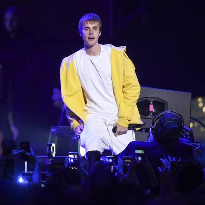 Justin Bieber es uno de los famosos que más muertes virtuales ha sufrido en los últimos años. A comienzos de 2014 se anunció en Twitter que el autor de ‘Sorry’ había fallecido a causa de un accidente de tráfico. Según esta información, el joven había estrellado su Ferrari. En una ocasión anterior, corrió el rumor de que Bieber tenía cáncer y sus seguidores comenzaron a afeitarse la cabeza en solidaridad con el artista. Para eso también hubo un ‘hashtag’: #BaldForBieber. El propio cantante ha respondido a algunos de los rumores que decían que estaba muerto: “No estoy muerto. Tuve que comprobarlo, pero resulta que estoy vivo”, escribió el 29 de junio de 2010. “¡¿Estoy muerto?! ¡¿Otra vez?!”, dijo uno año más tarde.