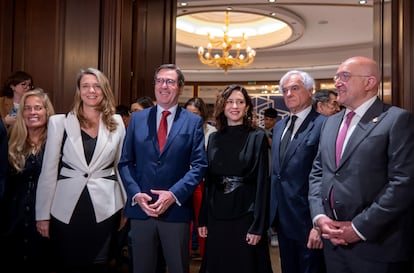 La presidenta de CEOE Valladolid y candidata a la Presidencia de Cepyme, Ángela de Miguel (primera por la izquierda); el presidente de la CEOE, Antonio Garamendi; la presidenta de la Comunidad de Madrid, Isabel Díaz Ayuso y el presidente de CEIM, Miguel Garrido.