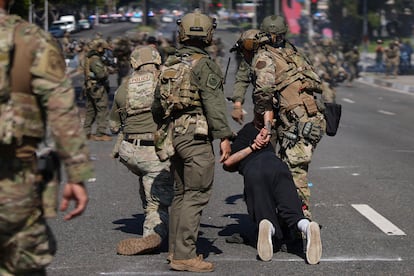 Elementos de la Guardia Nacional detienen a un joven durante las protestas convocadas tras las redadas del ICE, este sábado en Los Ángeles.