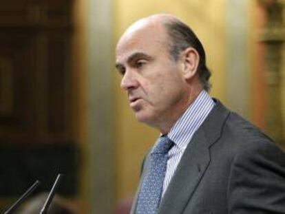 El ministro de Economía y Competitividad, Luis de Guindos, durante su intervención en la sesión de control al Gobierno que se celebra en el Congreso de los Diputados.