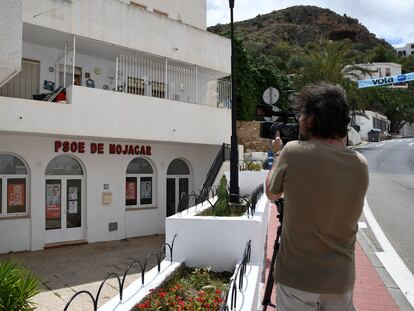 La puerta de la sede del PSOE de Mojácar (Almería), este miércoles.