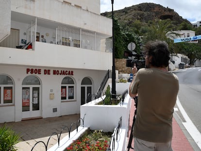 La puerta de la sede del PSOE de Mojácar (Almería), este miércoles.