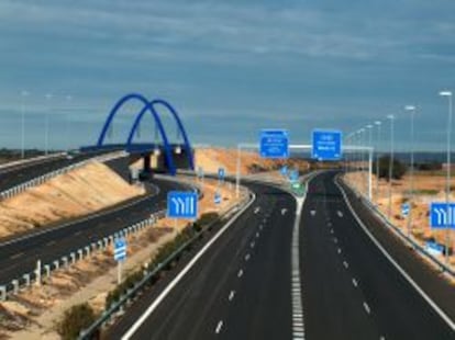 Autopista radial en las afueras de Madrid.