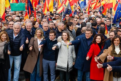 El presidente del PP, Alberto Núñez Feijóo (centro), acompañado de otros dirigentes populares, asistían a la manifestación contra la amnistía, este domingo en Madrid. 