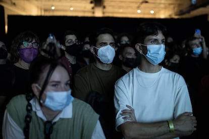 Publico asistente en el Pati de les Dones del CCCB en la segunda jornada del Sónar, durante la actuación de Rob Coluth A/V Live.