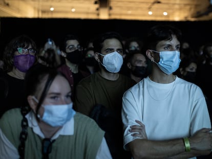 Publico asistente en el Pati de les Dones del CCCB en la segunda jornada del Sónar, durante la actuación de Rob Coluth A/V Live.