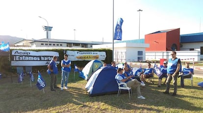 Un grupo de sindicalistas de ACAIP acampan frente a la puerta de la prisión de Algeciras.
