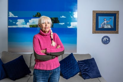 Cybèle Varela junto a alguna de sus obras en su casa de Madrid. 