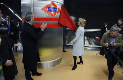 Aguirre descubre la placa en la estación de Metro de Las Rosas mientras aplaude Gallardón.