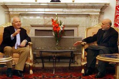El ministro de Asuntos Exteriores, Miguel Angel Moratinos, conversa con el presidente de Afganistán, Hamid Karzai.