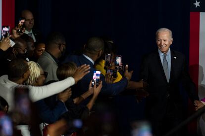 El presidente de Estados Unidos, Joe Biden, asiste a un mitin en la Universidad Estatal de Bowie (Maryland, EE UU).