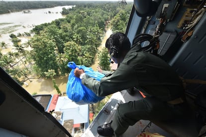 Un soldado lanza material de emergencia en un área inundada de Chengannur, al sur de Kerala, el 19 de agosto de 2018.
