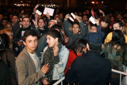 Jóvenes afectados por la falsificación de entradas muestran sus billetes.