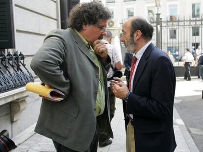 El diputado de ERC Joan Tardà (izquierda), con el portavoz del Grupo Socialista, Alfredo Pérez Rubalcaba.