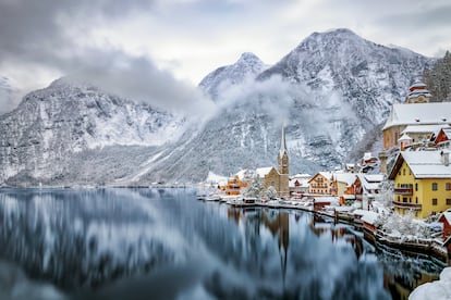 Vista invernal del pueblo de Hallstatt, considerado uno de los más bonitos de Austria.