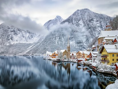 Vista invernal del pueblo de Hallstatt, considerado uno de los más bonitos de Austria.