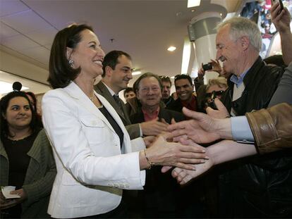 Ségolène Royal saluda a los vecinos de Valence, al sureste de Francia, en un acto de campaña del Partido Socialista en la ciudad.