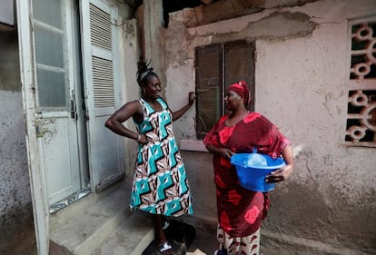 Khadjou Sambe conversa con su madre, Koune Ba, fuera de su casa en Ngor, Dakar, Senegal, el 31 de julio de 2020. Sambe es una orgullosa lebou, un grupo étnico que tradicionalmente vive junto al mar. Cuando era una adolescente, sus padres se negaban a permitirle surfear diciendo que eso avergonzaba a la familia. "Mi determinación fue lo suficientemente fuerte como para hacerlos cambiar de opinión", dice.