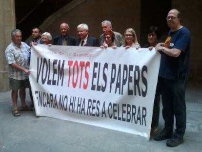 El consejero Mascarell, quinto por la izquierda, junto a los miembros de la Comisi&oacute;n de la Dignidad, reclamando el retorno de todos los papeles.