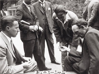 Partida de ajedrez en un parque de Viena a comienzos de los años treinta.