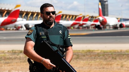 Un agente del dispositivo de seguridad de la Guardia Civil montado en el aeropuerto de Barajas con motivo de la cumbre de la OTAN.
