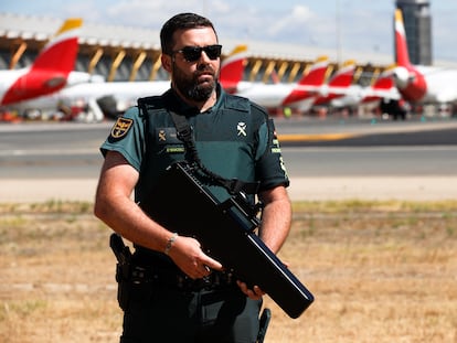 Un agente del dispositivo de seguridad de la Guardia Civil montado en el aeropuerto de Barajas con motivo de la cumbre de la OTAN.